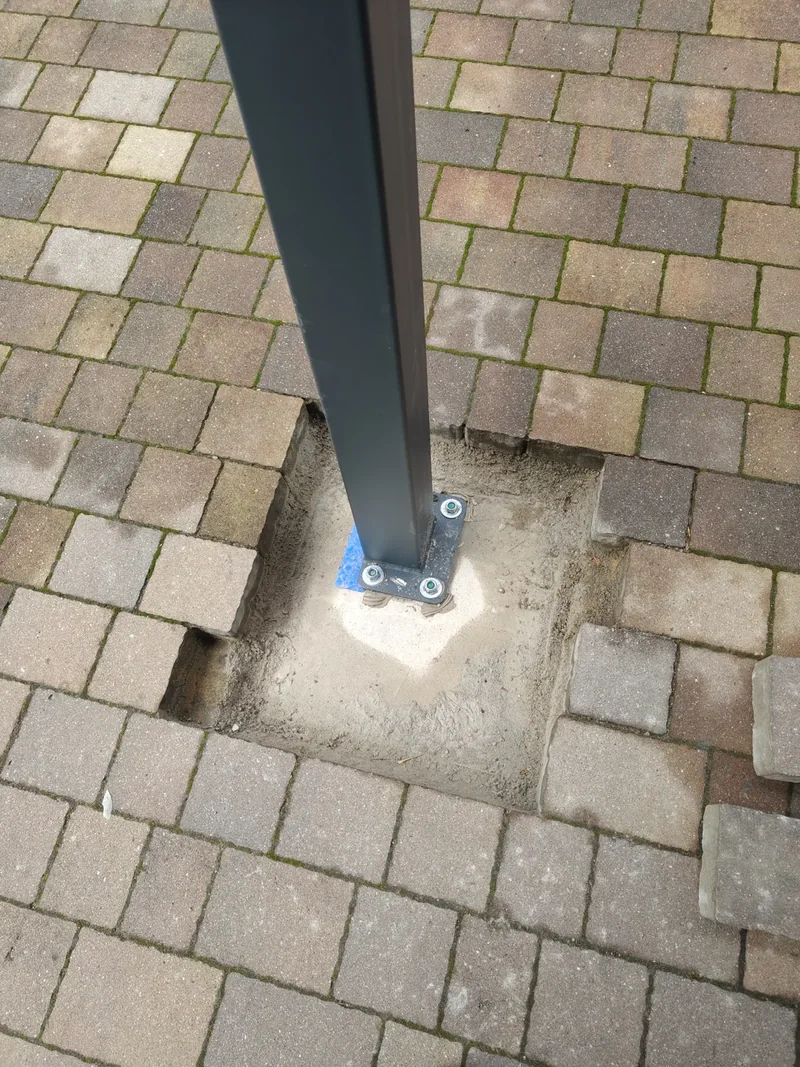 Fundament pod słupem wiaty na podjeździe z kostki